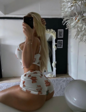 sexy rubia muy bonita en Ibiza